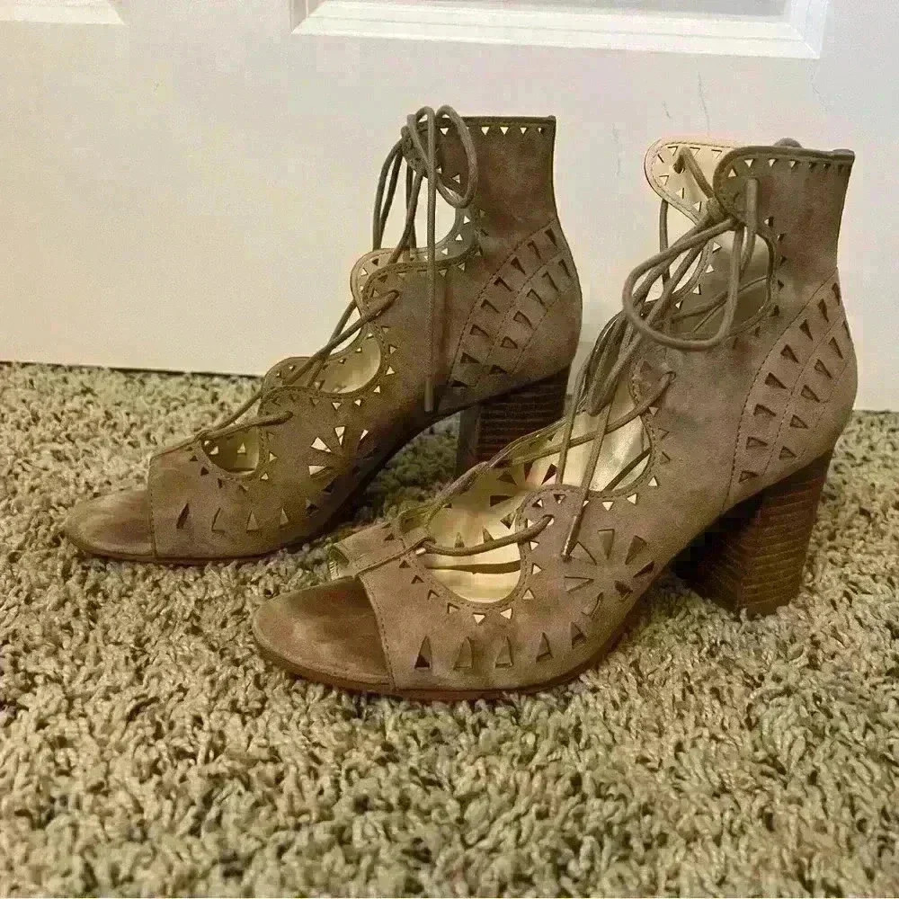 Nine West Lace Heeled Shoes - Picture 2 of 9